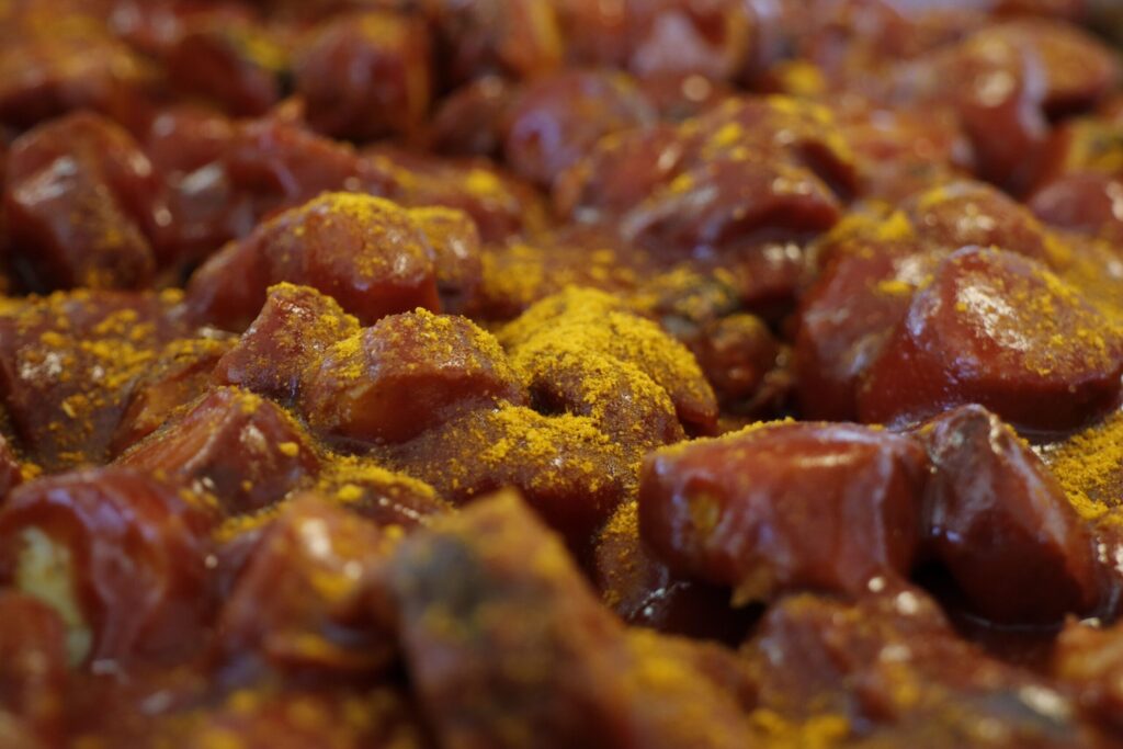 Currywursttopf vom Imbiss Fritz in Bielefeld: Saftige Currywurst, serviert in würziger Sauce – der perfekte Genuss für jedes Event oder jede Feier.