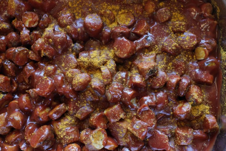 Currywursttopf vom Imbiss Fritz in Bielefeld: Saftige Currywurst in würziger Sauce – ideal für Events, Feiern oder als Genuss für zu Hause.