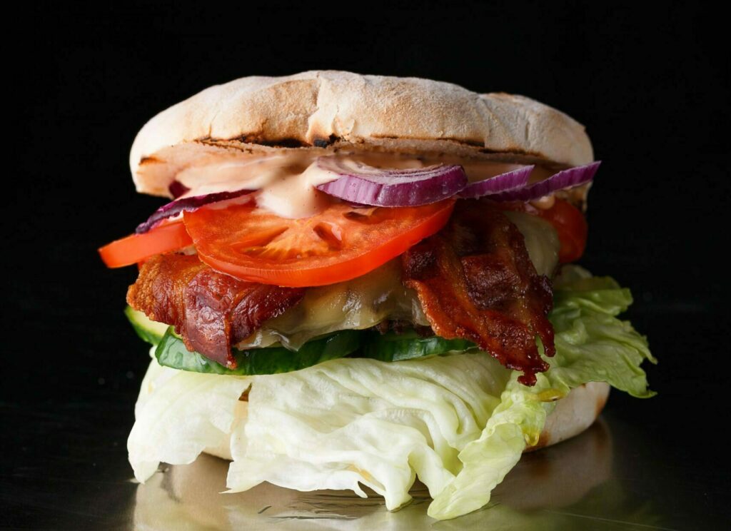 Fritz Burger vom Imbiss Fritz in Bielefeld: Saftiges Rindfleisch-Patty, frische Salat und hausgemachte Sauce – der perfekte Burger für jeden Geschmack.
