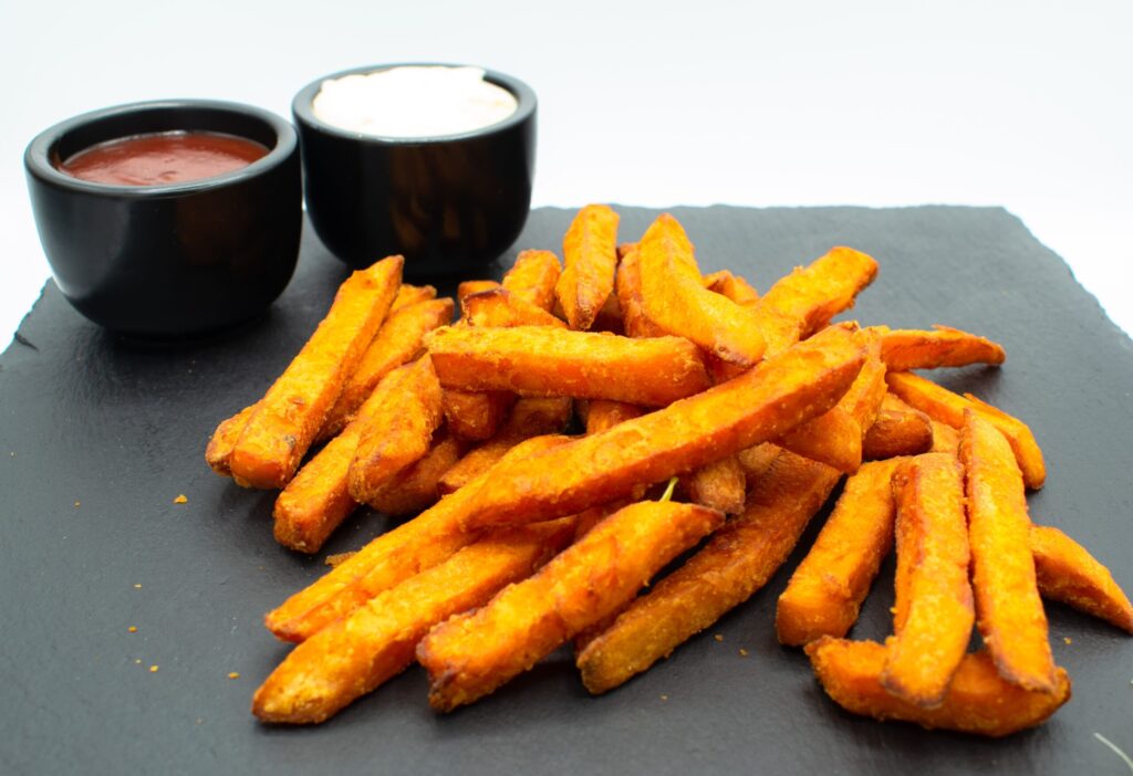 Süßkartoffelpommes vom Imbiss Fritz in Bielefeld: Knusprige Süßkartoffelpommes, perfekt gewürzt – die leckere Alternative zu klassischen Pommes.