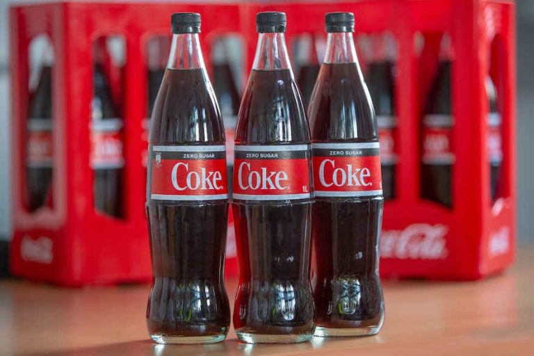 Erfrischung beim Imbiss Fritz in Bielefeld: Genieße eine eiskalte Cola Zero – der perfekte Begleiter zu unseren Currywürsten, Schnitzeln und Burgern. Speisenangebot Imbiss Fritz