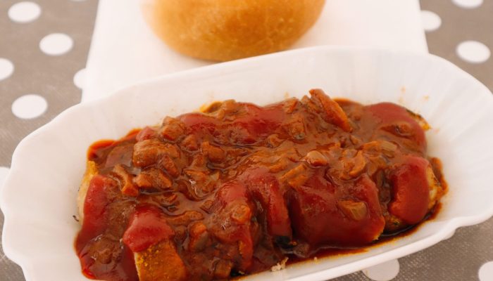 Die Scharfe vom Imbiss Fritz in Bielefeld: Würzige Bratwurst mit scharfer Sauce, geschmorten Zwiebeln und Cayennepfeffer – für alle, die es feurig mögen.