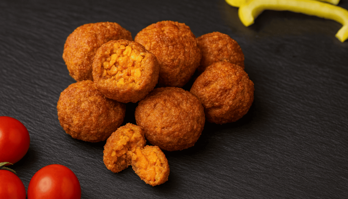 Knusprige Kürbis-Falafel-Bällchen – außen goldbraun, innen saftig und aromatisch. Perfekt als Snack, Beilage oder vegane Mahlzeit genießen