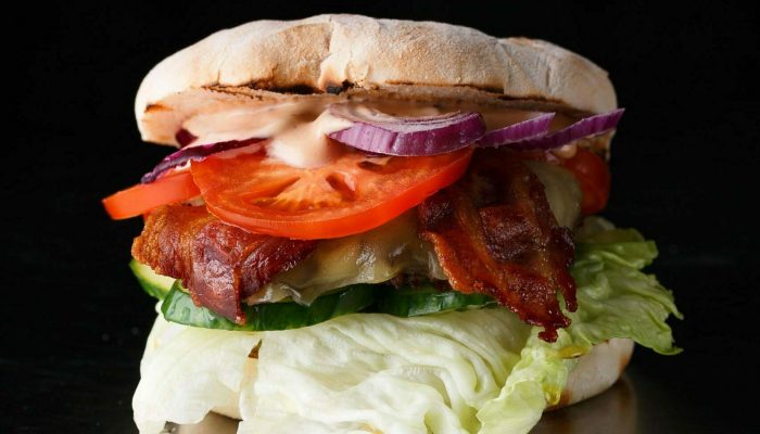 Fritz Burger vom Imbiss Fritz in Bielefeld: Saftiges Rindfleisch-Patty, frische Salat und hausgemachte Sauce – der perfekte Burger für jeden Geschmack.