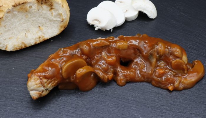 Jägerwurst vom Imbiss Fritz in Bielefeld: Saftige Bratwurst, serviert mit herzhafter Jägersauce und Champignons – ein klassischer Genuss für jeden Geschmack.