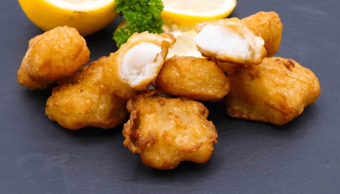 Kibbelinge vom Imbiss Fritz in Bielefeld: Zarte Fischstücke in knuspriger Panade, perfekt serviert mit einem Dip deiner Wahl – ein Genuss für Fischliebhaber. Fisch Bielefeld