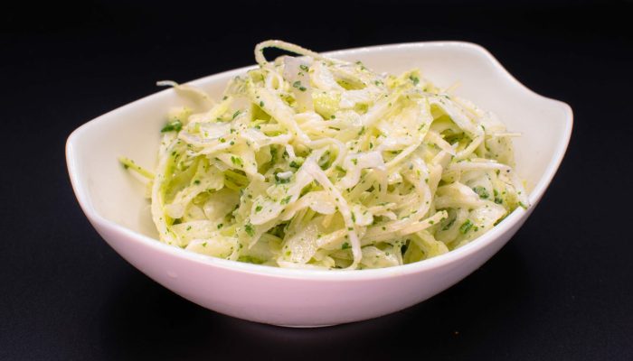 Krautsalat vom Imbiss Fritz in Bielefeld: Knackiger, würzig marinierter Krautsalat – die perfekte Beilage zu Schnitzel, Bratwurst und anderen Gerichten.