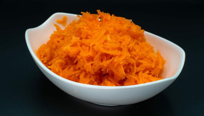 Möhrensalat vom Imbiss Fritz in Bielefeld: Frisch geraspelte Möhren, leicht mariniert – eine knackige und erfrischende Beilage zu jedem Gericht.