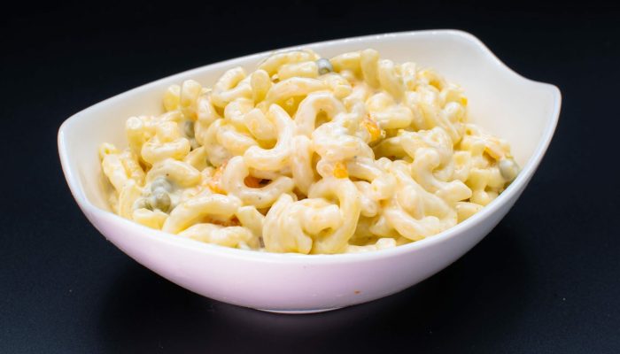 Nudelsalat vom Imbiss Fritz in Bielefeld: Cremiger Nudelsalat mit frischen Zutaten – die ideale Beilage für Schnitzel, Bratwurst und mehr.