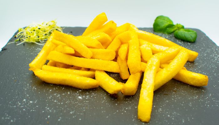 Pommes 2 Pommes vom Imbiss Fritz in Bielefeld: Knusprig frittierte Kartoffelstäbchen, goldbraun und perfekt als Beilage zu Currywurst, Burgern und mehr.
