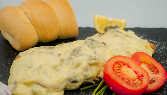 Rahmschnitzel vom Imbiss Fritz in Bielefeld: Zartes Schnitzel, serviert mit cremiger Rahmsauce – ein Klassiker für alle, die es herzhaft und mild lieben.