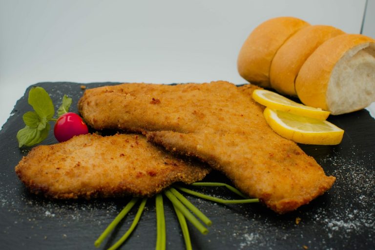 Schnitzel vom Imbiss Fritz in Bielefeld: Zartes, knusprig paniertes Schnitzel, frisch zubereitet – ein Klassiker, der immer schmeckt. Schnitzel Bielefeld
