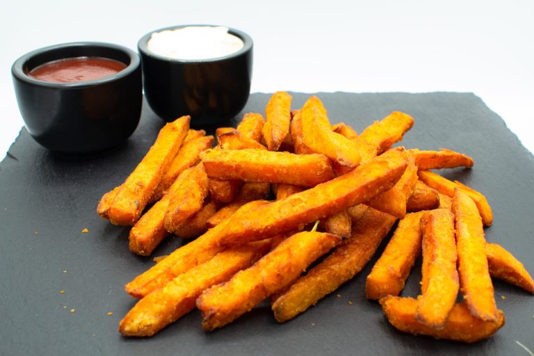Süßkartoffelpommes vom Imbiss Fritz in Bielefeld: Knusprige Süßkartoffelpommes, perfekt gewürzt – die leckere Alternative zu klassischen Pommes.