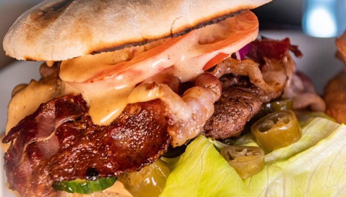 Teufelsburger vom Imbiss Fritz in Bielefeld: Saftiges Rindfleisch-Patty, feurige Sauce, Jalapeños und Cayennepfeffer – der scharfe Burger für echte Genießer. grill imbiss in der nähe gute restaurants bielefeld