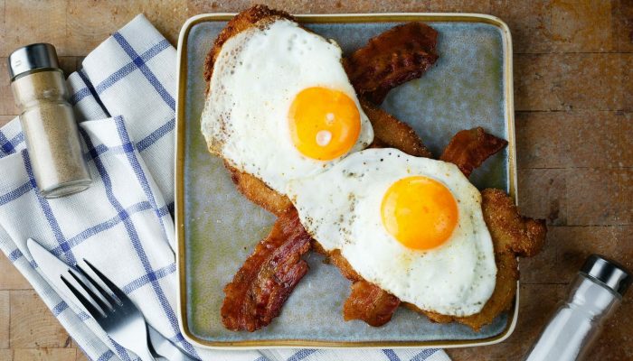 Truckerschnitzel vom Imbiss Fritz in Bielefeld: Knuspriges Schnitzel, belegt mit Spiegelei und knusprigem Bacon – der herzhafte Genuss für den großen Hunger.
