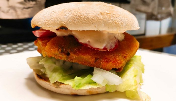 Veggy Burger vom Imbiss Fritz in Bielefeld: Saftiges, pflanzliches Patty, frischer Salat und würzige Sauce – der perfekte Genuss für Vegetarier und Veganer.