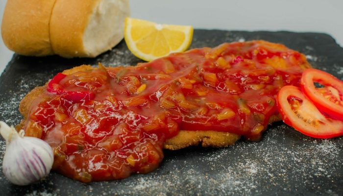 Zigeunerschnitzel vom Imbiss Fritz in Bielefeld: Zartes Schnitzel, serviert mit würziger Paprikasauce und frischen Zwiebeln – ein herzhafter Klassiker.